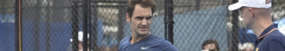 Federer charla con Ljubicic durante un entrenamiento.