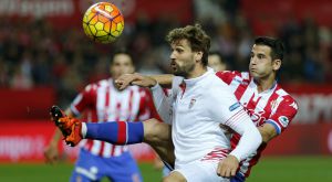 Llorente pugna por el balón