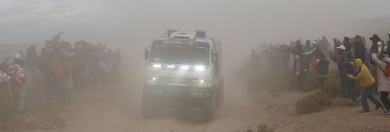 Airat Mardeev, Aydar Belyaev y Dmitry Svistunov pasan con su Kamaz entre varios aficionados en la quinta etapa, en Uyuni.