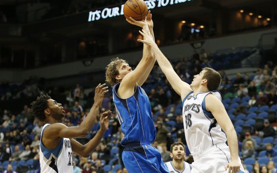 Nowitzki, entre Wiggins y Bjelica.