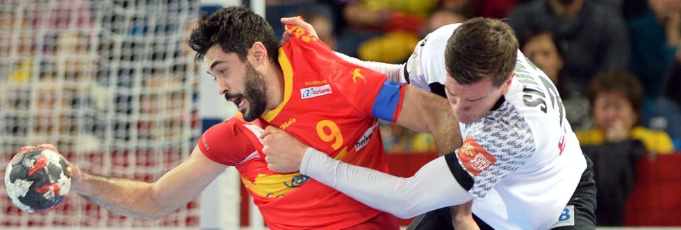 Entrerríos protege el balón ante Schmidt, de Alemania.