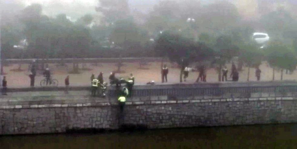 Captura de televisión de los policías junto al Manzanares.