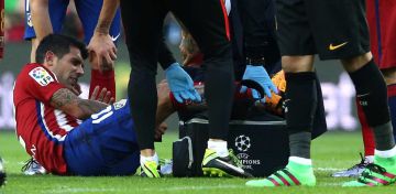 Augusto Fernández se duele tras lesionarse ante el Barcelona.