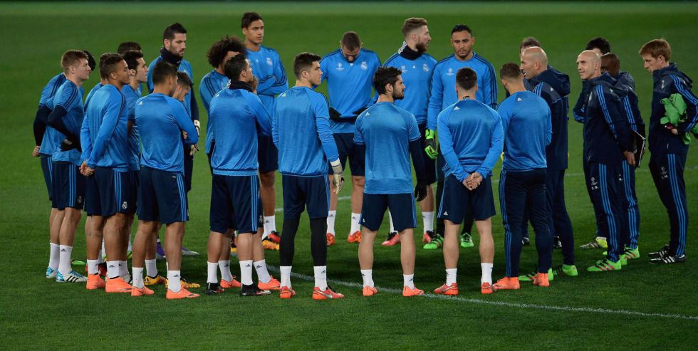 Zidane charla con sus jugadores durante un entrenamiento. Zidane charla con sus jugadores durante un entrenamiento.