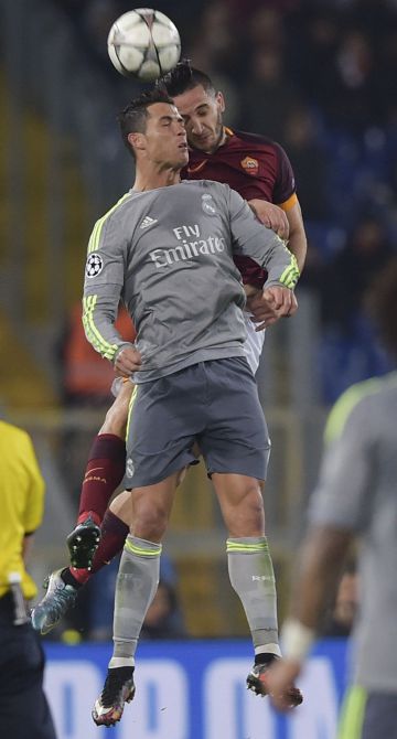 Cristiano salta con Manolas Cristiano salta con Manolas