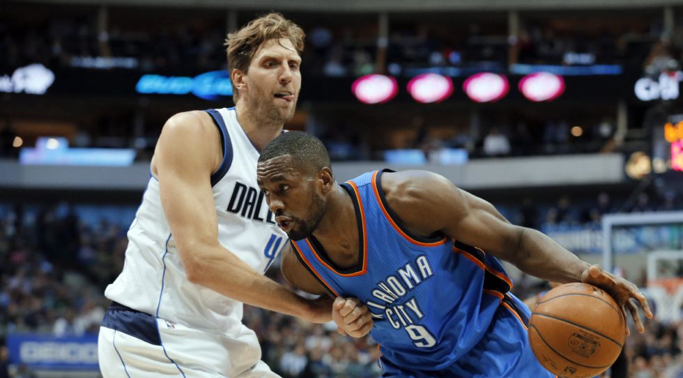 Serge Ibaka y Dirk Nowitzki.