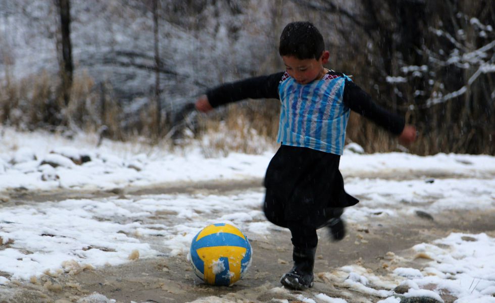 Murtaza, jugando en la nieve con la camiseta de plástico. Murtaza, jugando en la nieve con la camiseta de plástico.