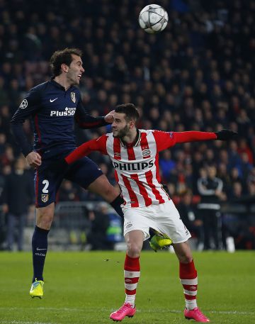 Godín, frente al PSV.