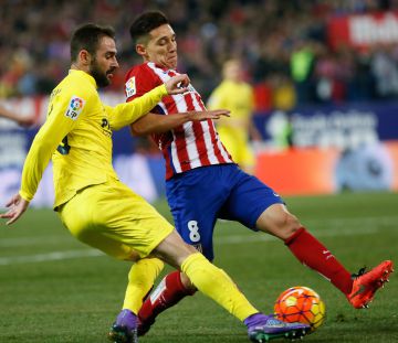 Kravenitter disputa el balón con Adrián.