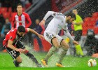 La lluvia encoge el fútbol en Bilbao