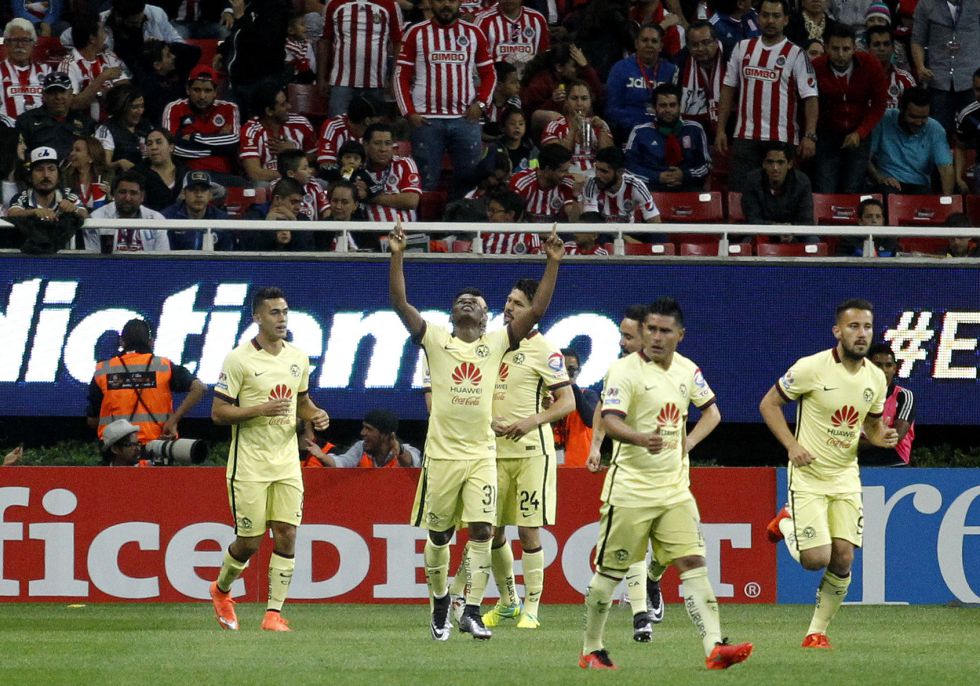 Darwin Quintero y sus compañeros del América festejan el primer gol del partido.