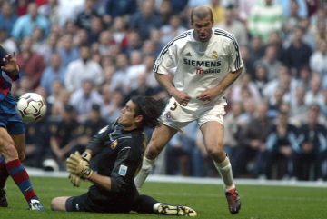 Zidane ante Valdés. Zidane ante Valdés.