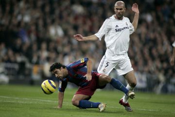 Xavi protege la pelota ante Zidane. Xavi protege la pelota ante Zidane.