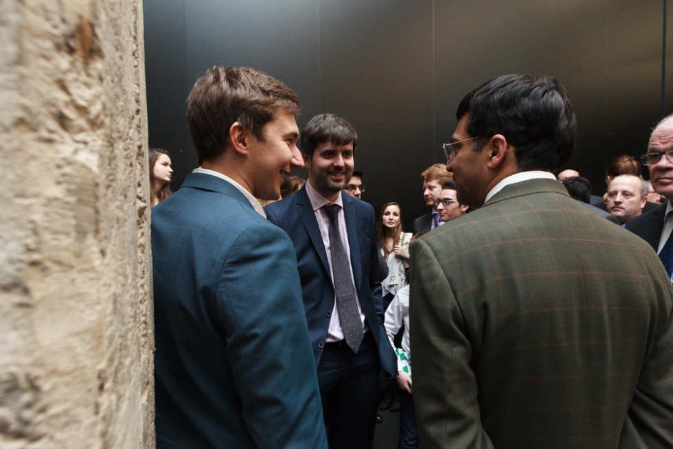 Kariakin charla con Péter Svídler (izquierda) y Viswanathan Anand durante la ceremonia de clausura.