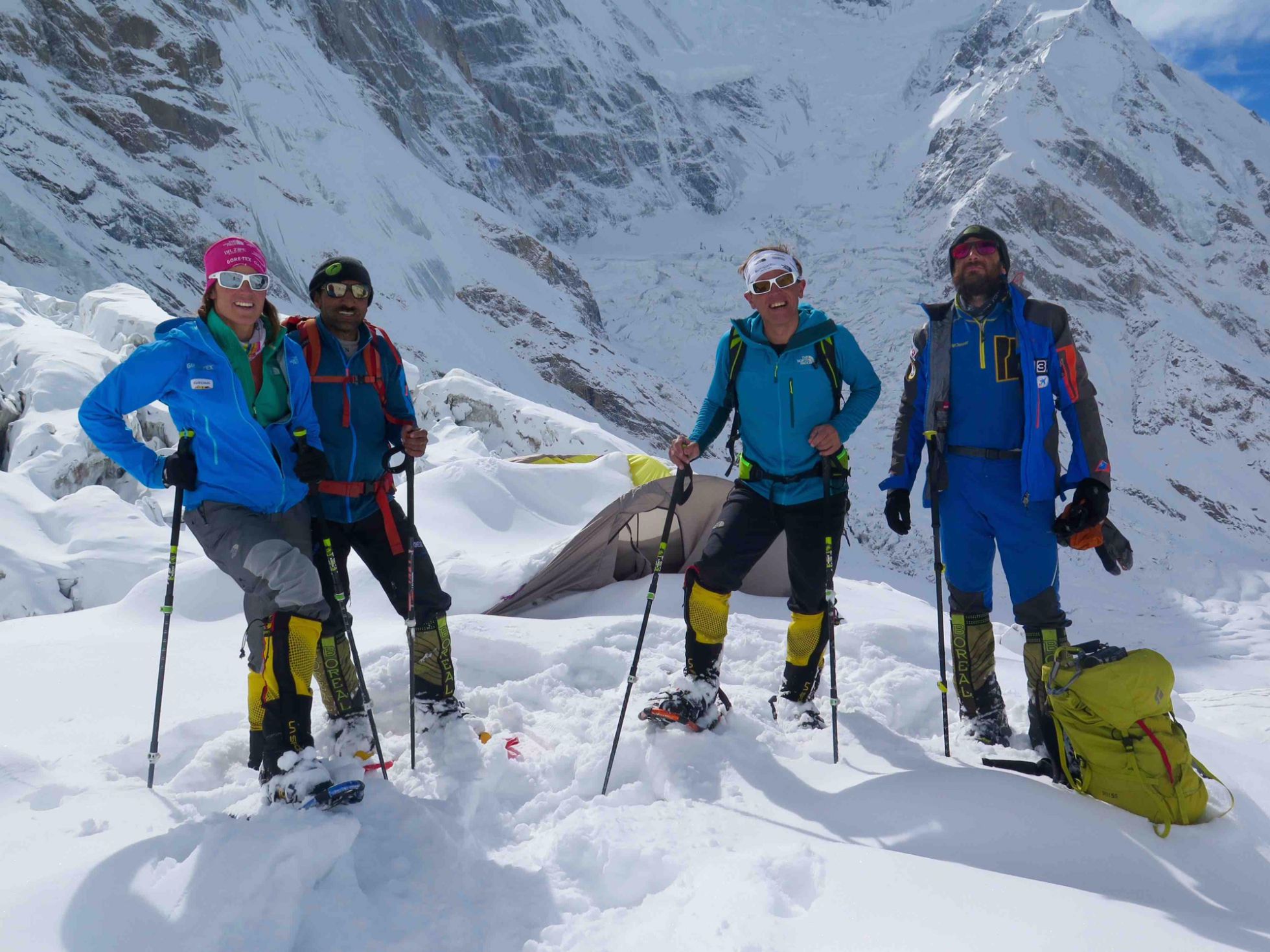 Tamara Lunger, Ali Sapdara, Simone Moro y Alex Txikon en el campo base del Nanga Parbat. Tamara Lunger, Ali Sapdara, Simone Moro y Alex Txikon en el campo base del Nanga Parbat.
