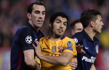 Godín y Lucas contienen a Luis Suárez.