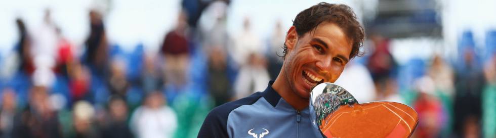 Nadal muerde el trofeo de campeón en Montecarlo.