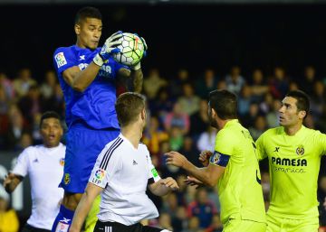 El Villarreal baila al Valencia y se mete en Champions