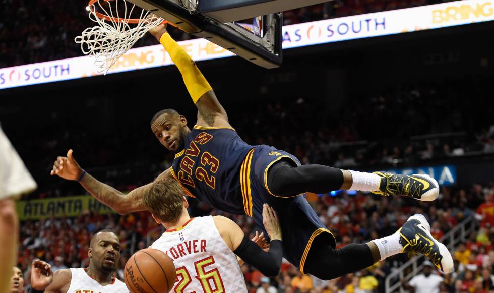 Mate de LeBron ante Korver.