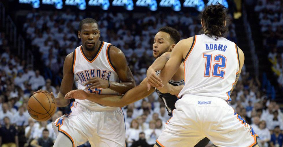 Kevin Durant, junto a Anderson y Adams.