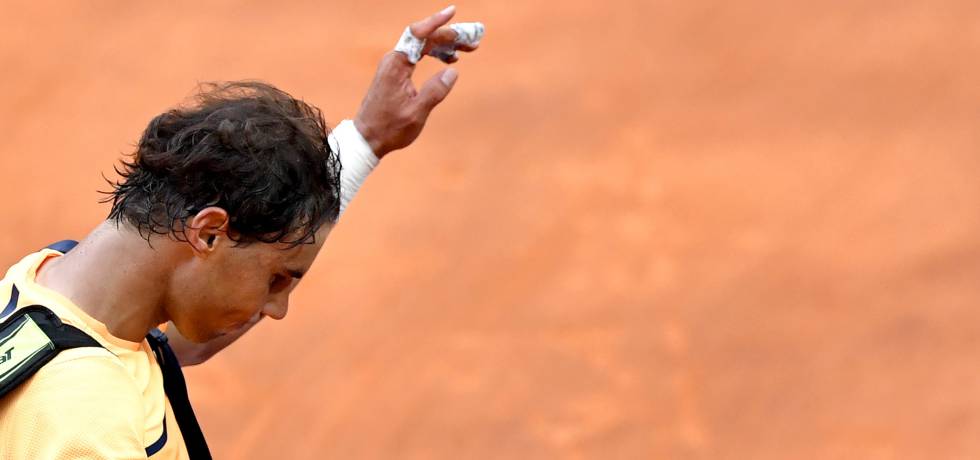 Nadal saluda al público tras caer derrotado ante Djokovic. Nadal saluda al público tras caer derrotado ante Djokovic.