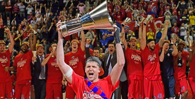 El CSKA levanta el título de la Euroliga.