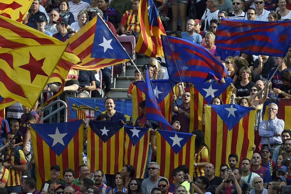 Seguidores del Barcelona con esteladas en el Camp Nou. 