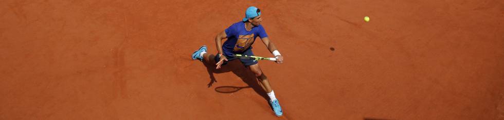 Nadal devuelve la pelota en un entrenamiento con Carreño.