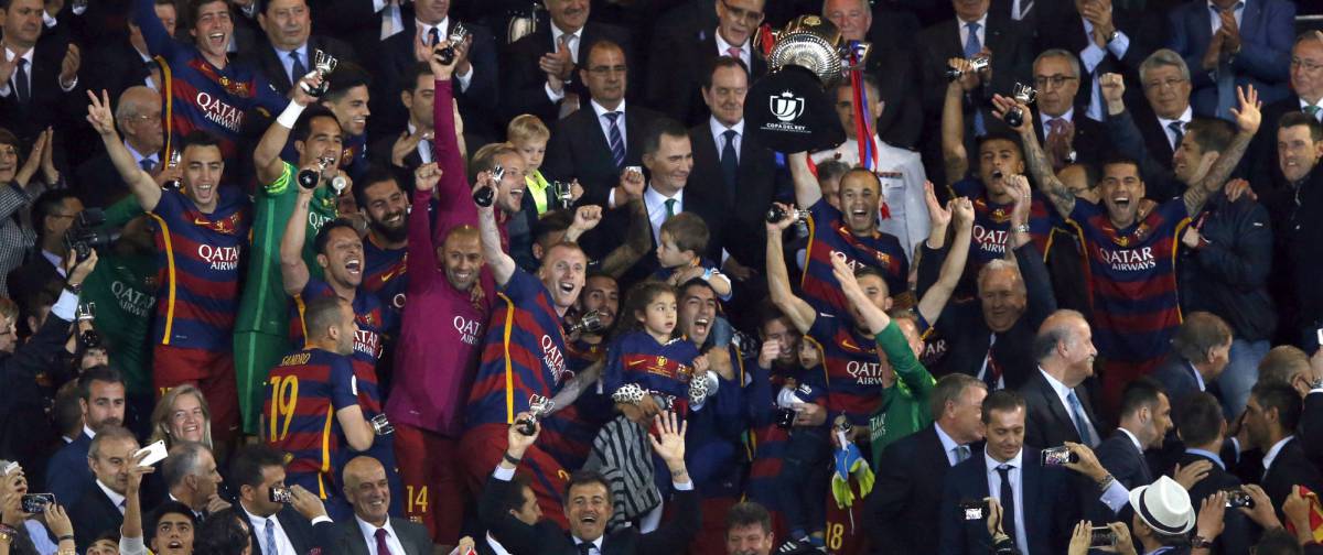 Iniesta levanta la Copa del Rey