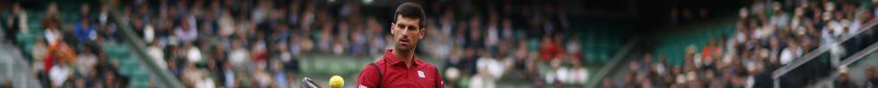 Djokovic se dispone a sacar ante Lu, en la pista central.