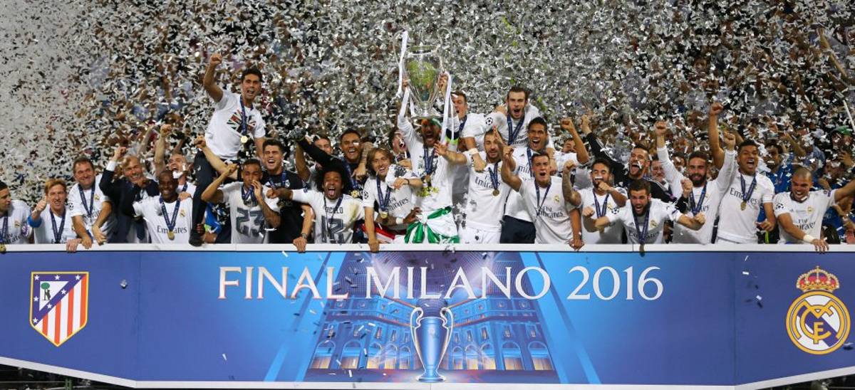 Los jugadores del Madrid celebran la victoria.