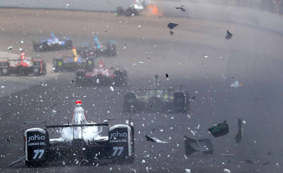 Servià (77) conduce entre los restos de un coche accidentado en Indianápolis.