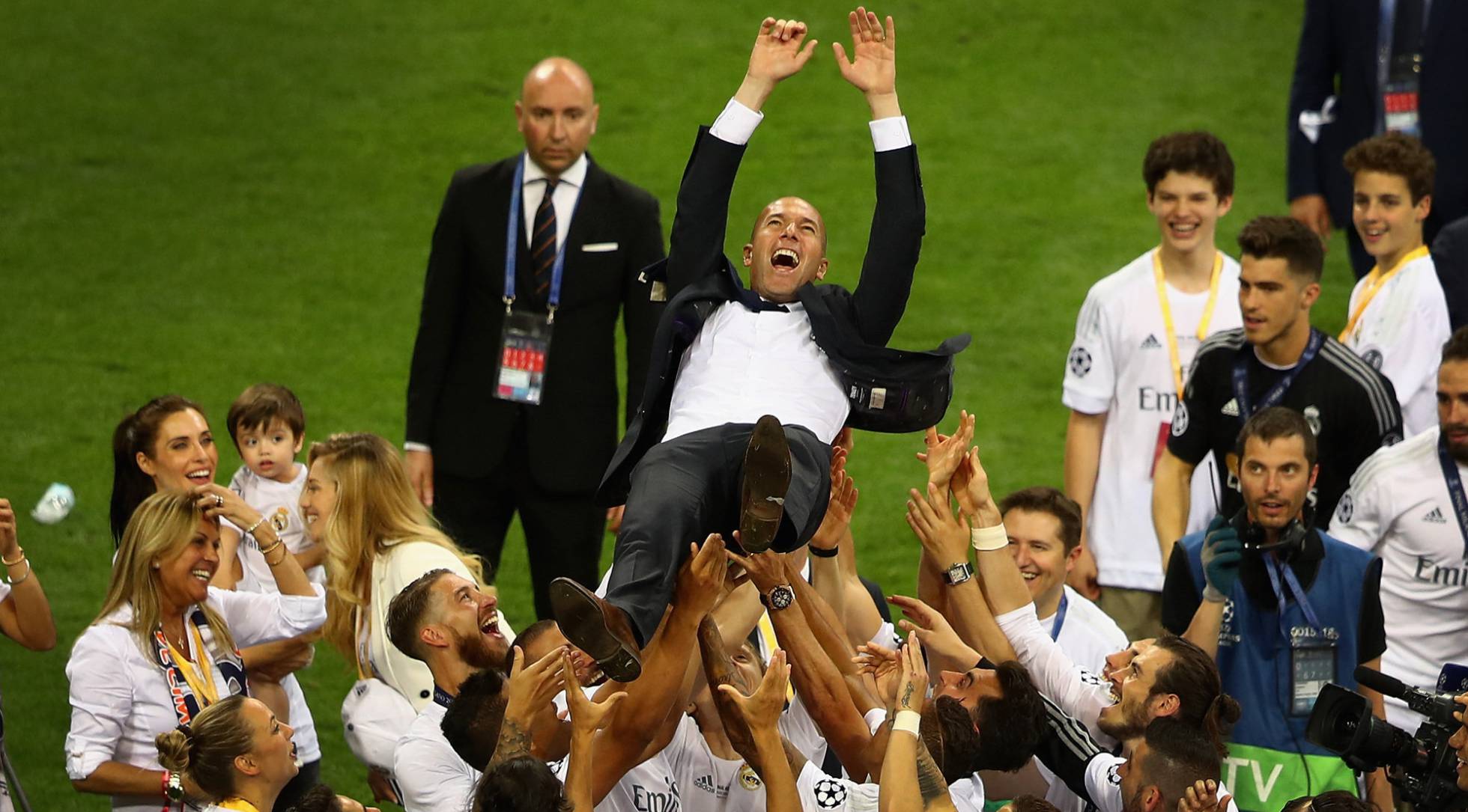 Zidane, manteado por los jugadores tras lograr la Undécima. Zidane, manteado por los jugadores tras lograr la Undécima.