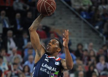 El Baskonia vive esta vez de Hanga y Bourousis
