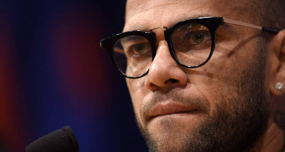 Alves, durante esta temporada con el Barça. Alves, durante esta temporada con el Barça.