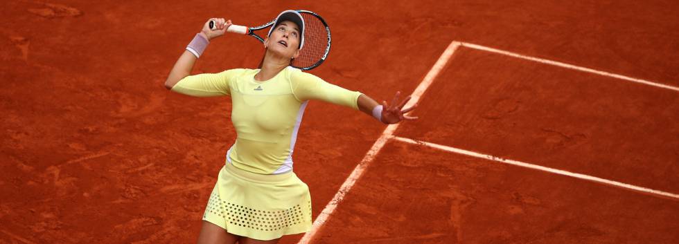 Muguruza serveix durant la final de Roland Garros.