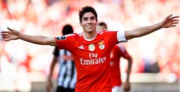 Nico Gaitán festeja un gol jugando para el Benfica.