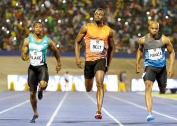 Bolt tropieza en la salida, se deja ir en la llegada y gana con 9,88s