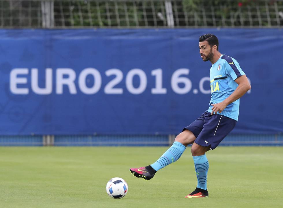 Graziano Pellè chuta el balón durante un entrenamiento.