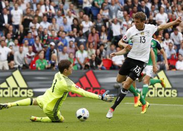 Müller juega, marca Gómez