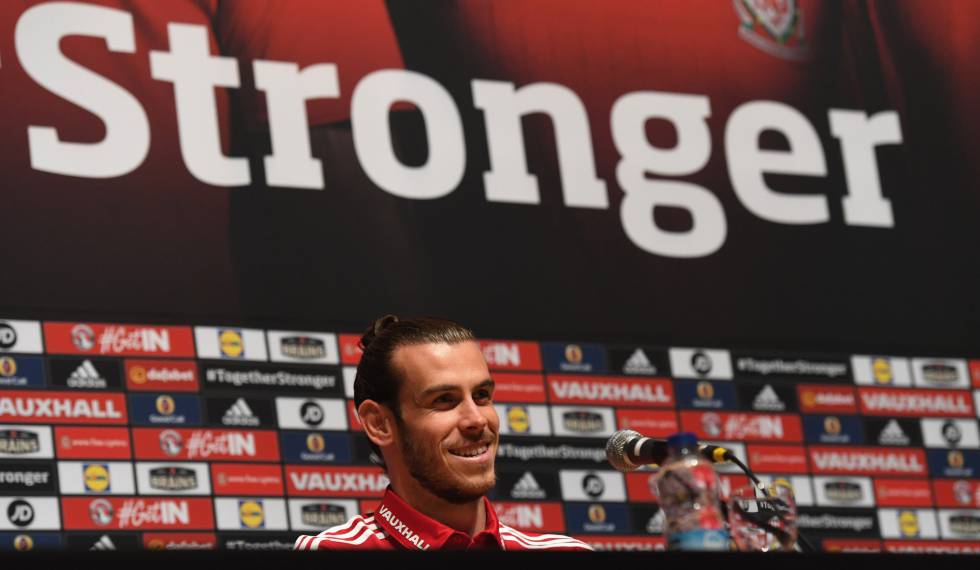 Bale, en una rueda de prensa de Gales. 