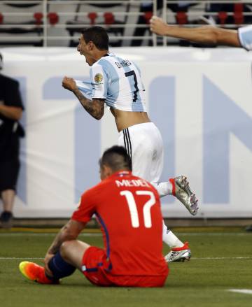 Di María celebra el gol que le convirtió a Chile.