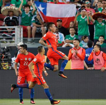 Vargas celebra uno de los goles convertidos contra México.