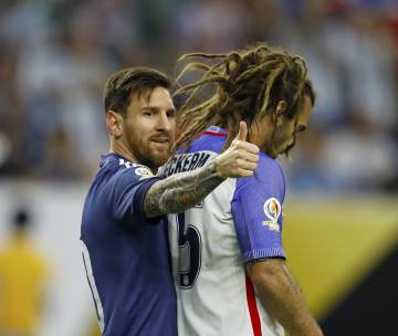 Messi saluda a un compañero durante el partido contra EE UU.