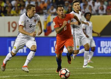 El goleador que mira de reojo