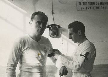 Di Stéfano y Gento, en el vestuario del Madrid.