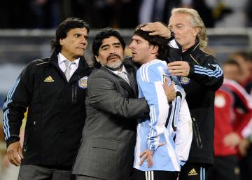 Maradona abraza a Messi, tras la derrota de Argentina en el Mundial 2010.