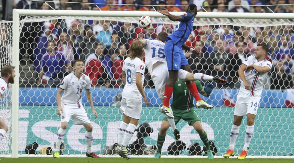 Pogba marca de cabeça o segundo gol da França.