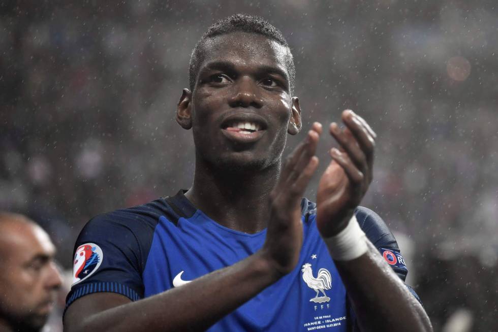 Pogba aplaude al público tras finalizar el partido.