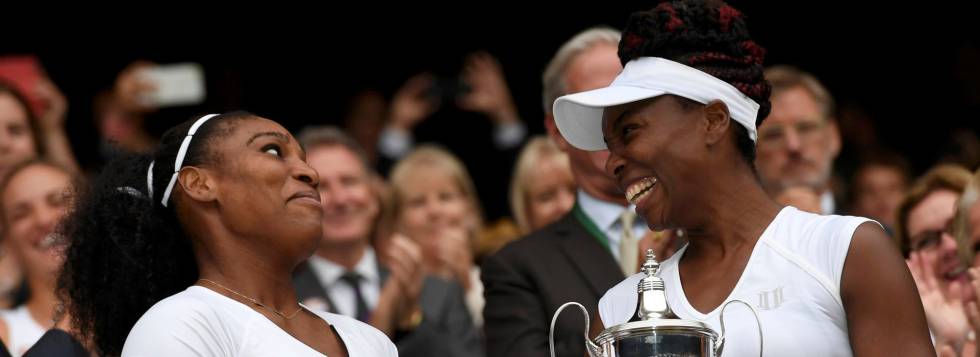 Serena y Venus celebran el triunfo en el dobles.